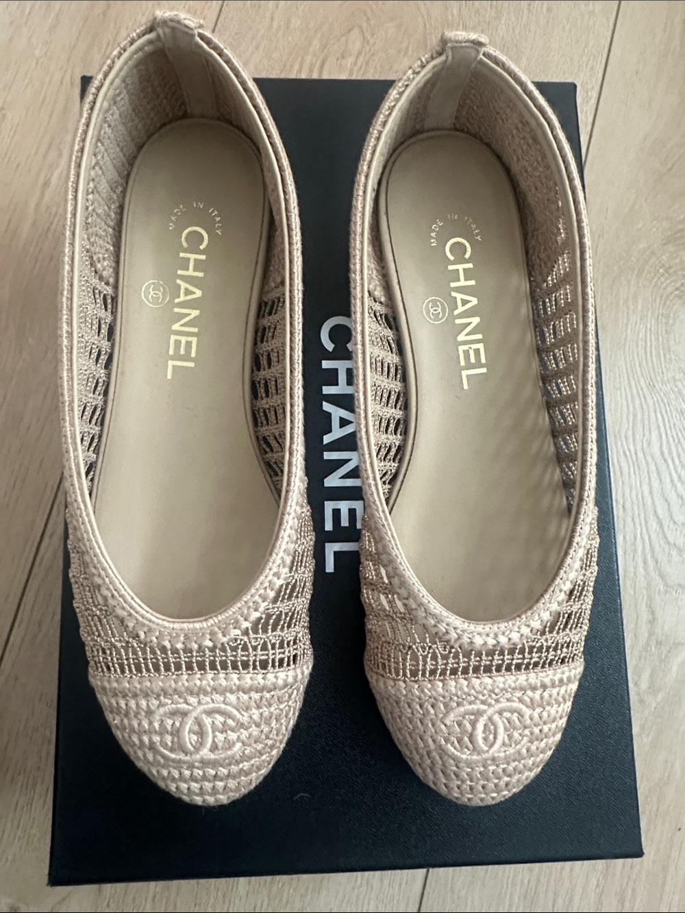 CHANEL Beige Raffia Round-Toe Ballet Flats with CC Emblem